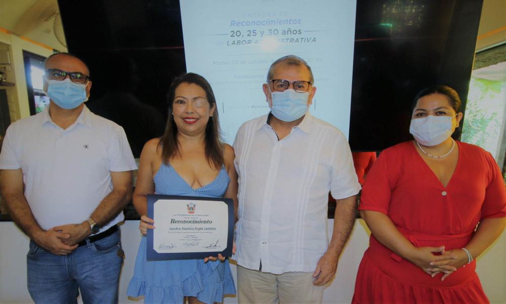 Celebran permanencia académica y laboral del personal administrativo y operativo