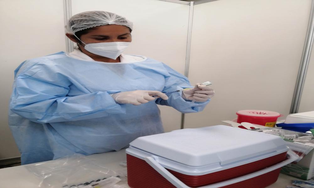 Brindan trato humano en vacunación contra COVID-19 en Módulo CUCosta