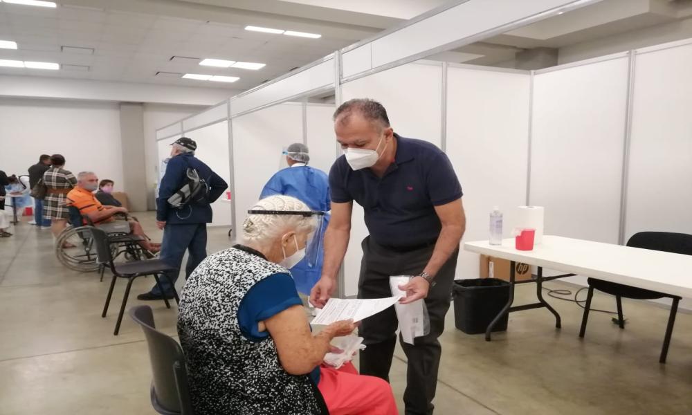 Brindan trato humano en vacunación contra COVID-19 en Módulo CUCosta