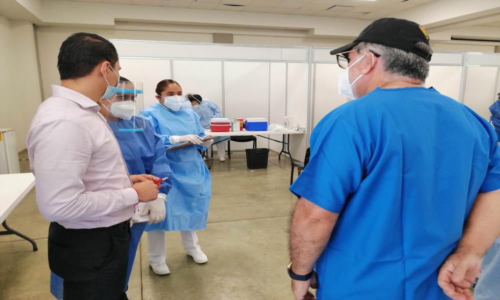 Brindan trato humano en vacunación contra COVID-19 en Módulo CUCosta