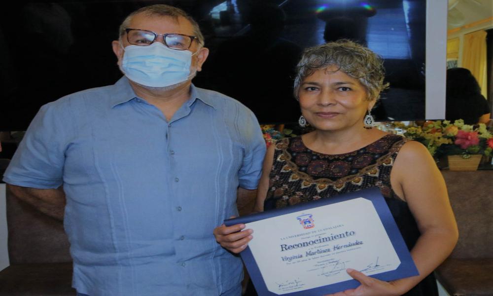 Distinguen a docentes por su labor diaria y trayectoria en el CUCosta