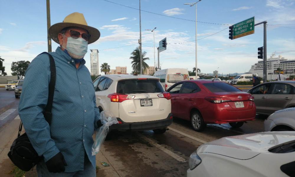 Entrega CUCosta 3,250 cubrebocas en cruceros viales de Puerto Vallarta