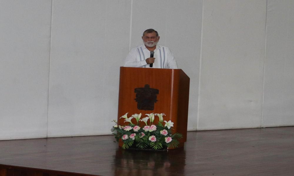 Investigadores y estudiantes interactúan compartiendo sus trabajos científicos