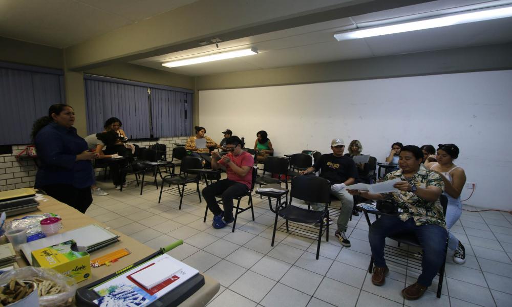 Se erige CUCosta en galería para la exposición de obras de egresados y estudiantes