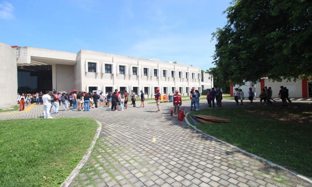 Activa participación de comunidad CUCosta en el simulacro