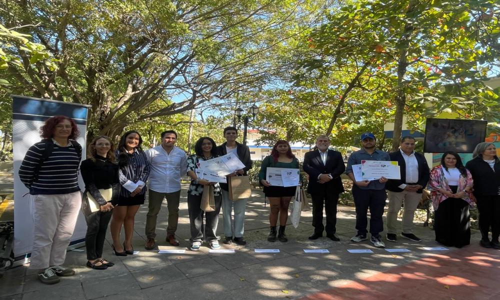Promueve CUCosta la cultura de paz con murales “TRACEMOS CUC”