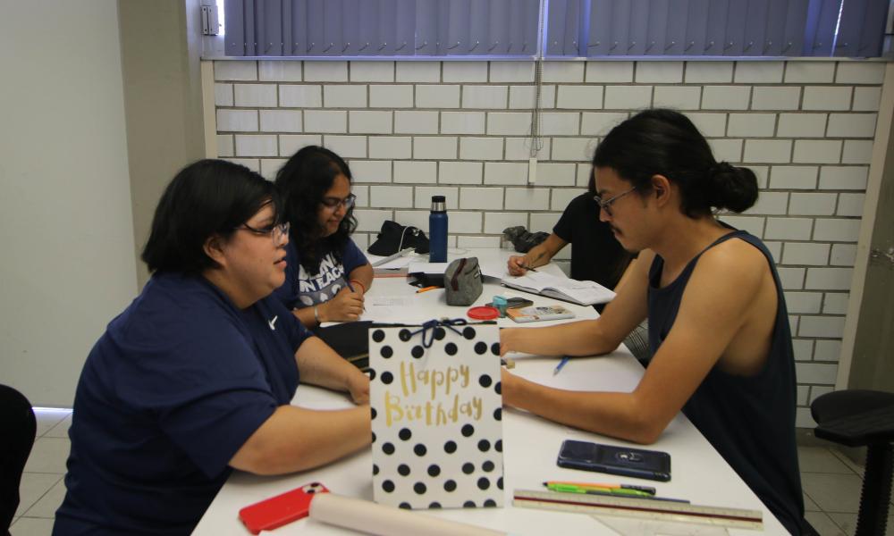 Se erige CUCosta en galería para la exposición de obras de egresados y estudiantes