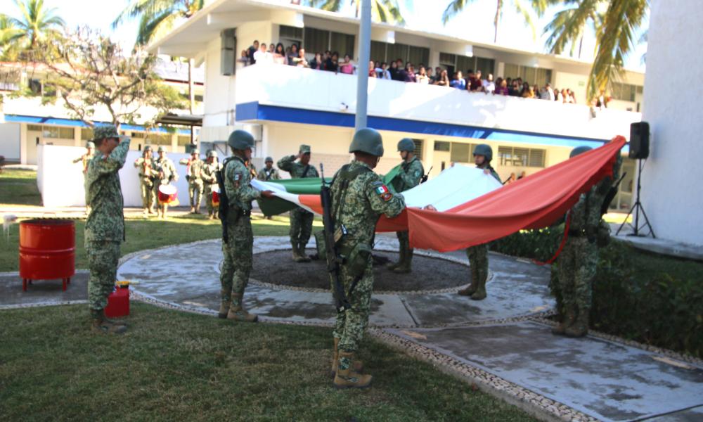 Universitarios del CUCosta conmemoran el Día de la Bandera