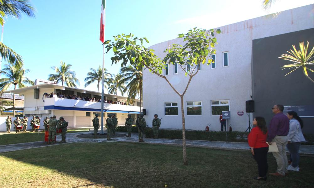 Universitarios del CUCosta conmemoran el Día de la Bandera