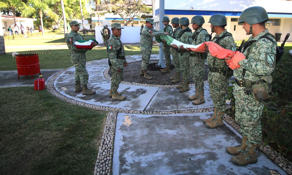 Universitarios del CUCosta conmemoran el Día de la Bandera