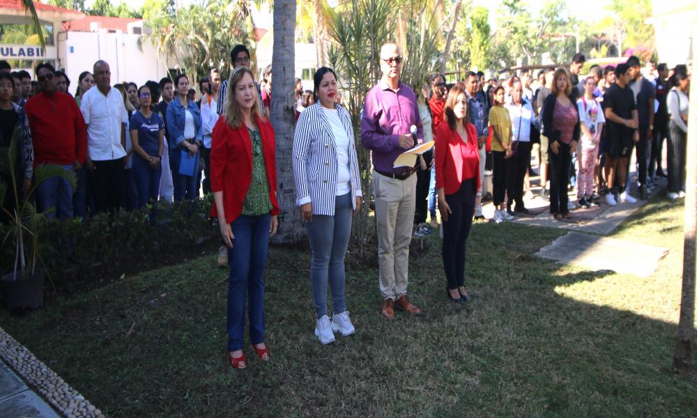 Universitarios del CUCosta conmemoran el Día de la Bandera