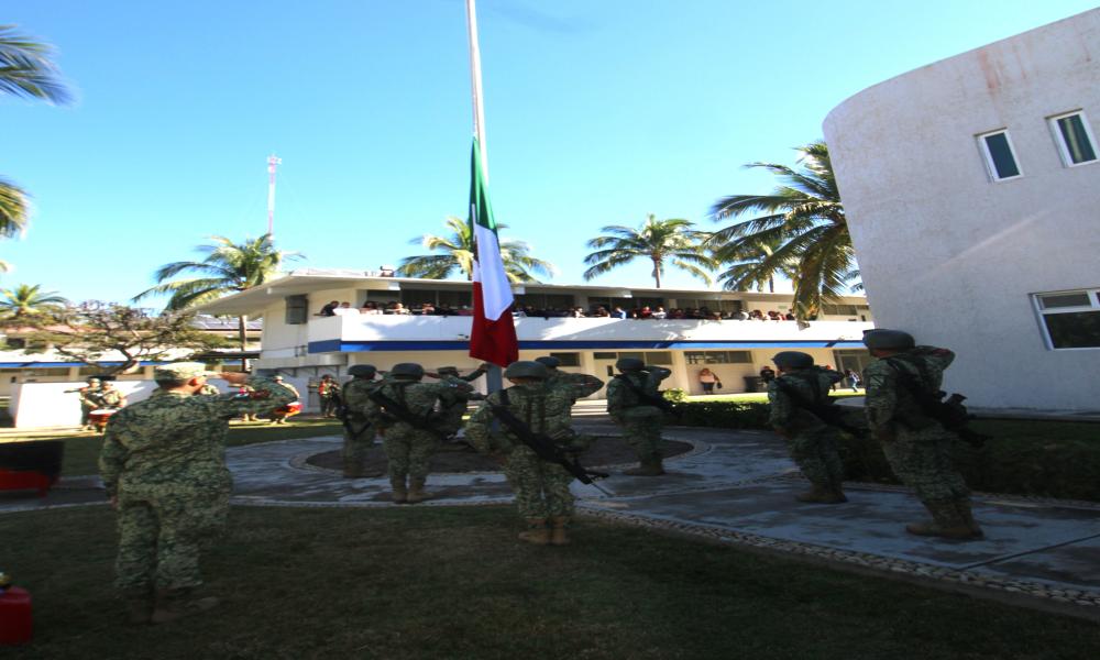 Universitarios del CUCosta conmemoran el Día de la Bandera