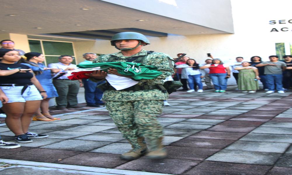 Universitarios del CUCosta conmemoran el Día de la Bandera