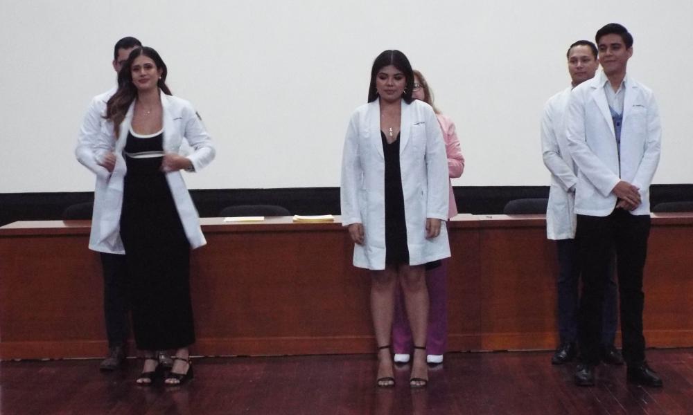 Emotiva ceremonia de “Imposición de Batas” a estudiantes de Medicina
