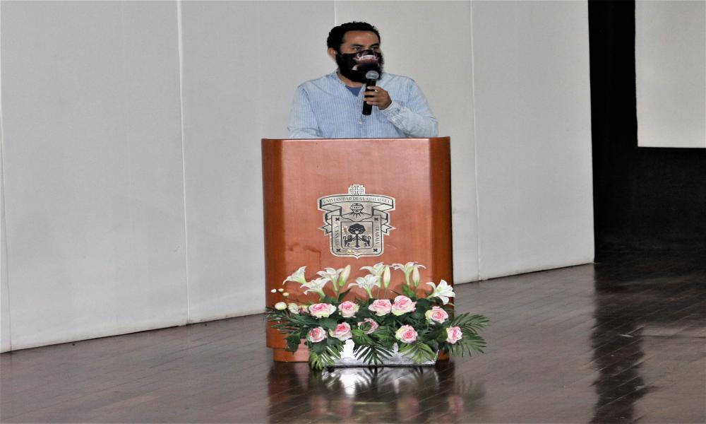 Investigadores y estudiantes interactúan compartiendo sus trabajos científicos