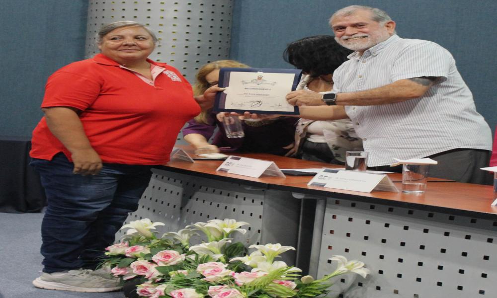 Distinguen con reconocimientos al personal administrativo con 20 y 25 años de servicio en CUCosta