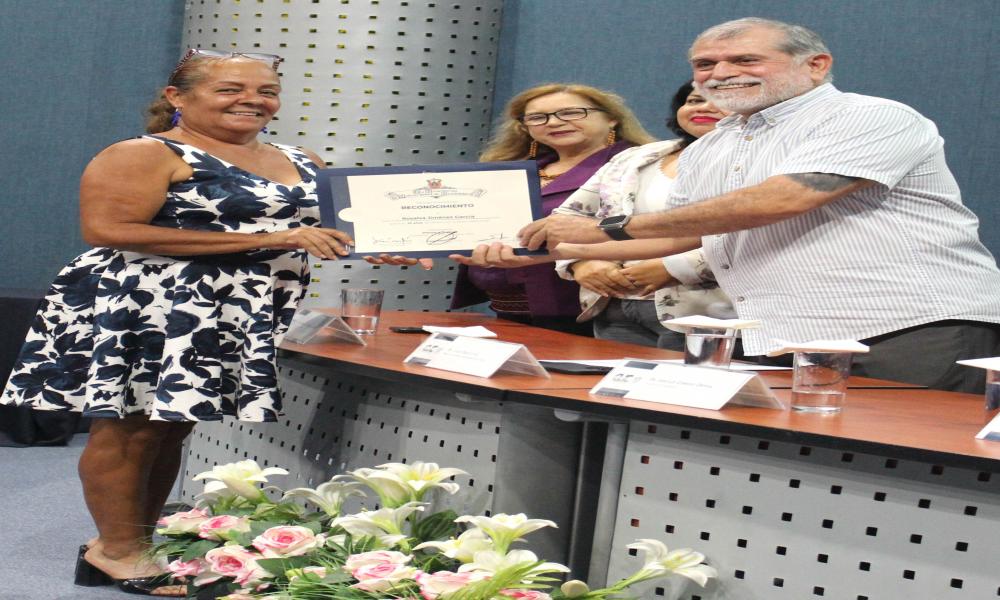 Distinguen con reconocimientos al personal administrativo con 20 y 25 años de servicio en CUCosta