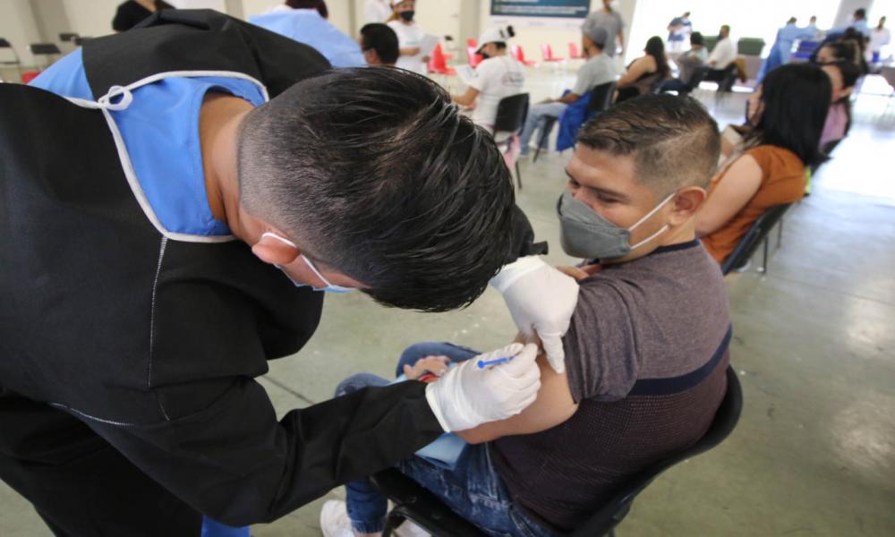 Constata Secretario de Salud Jalisco jornada de vacunación en CUCosta