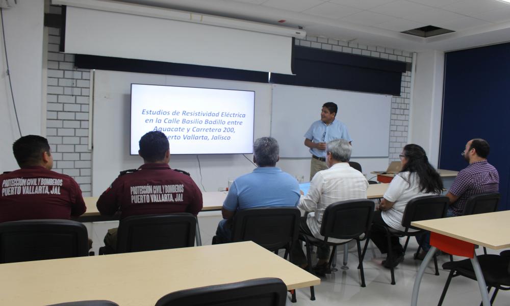 Hay filtración de agua en la calle Basilio Badillo, revelan estudios