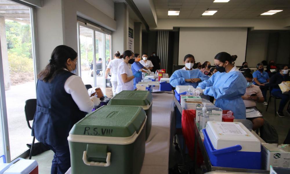 Constata Secretario de Salud Jalisco jornada de vacunación en CUCosta
