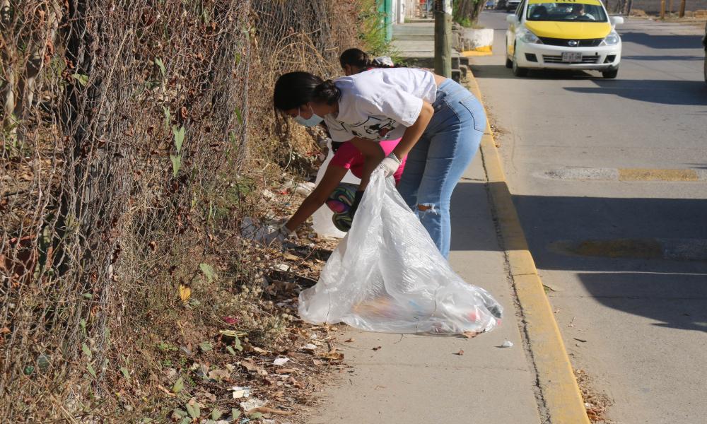 Realizan estudiantes de CUCosta Jornada de Limpieza Comunitaria