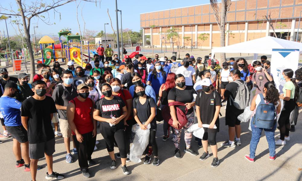 Realizan estudiantes de CUCosta Jornada de Limpieza Comunitaria