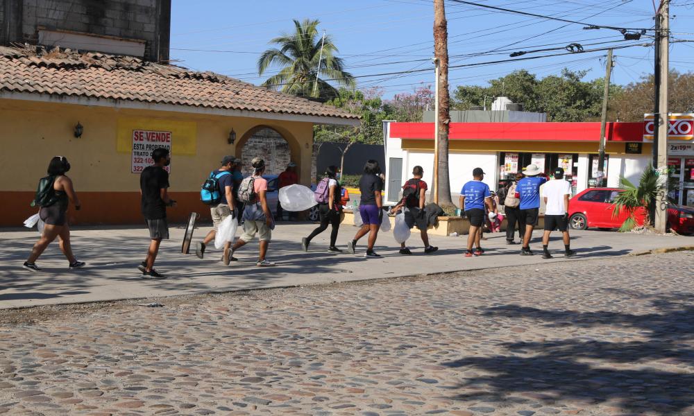 Realizan estudiantes de CUCosta Jornada de Limpieza Comunitaria