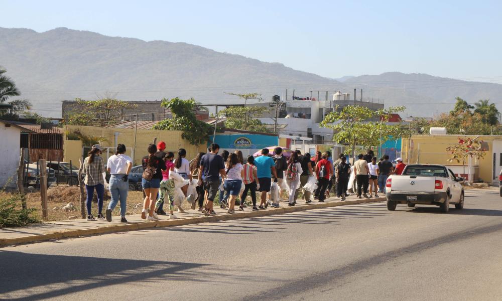 Realizan estudiantes de CUCosta Jornada de Limpieza Comunitaria
