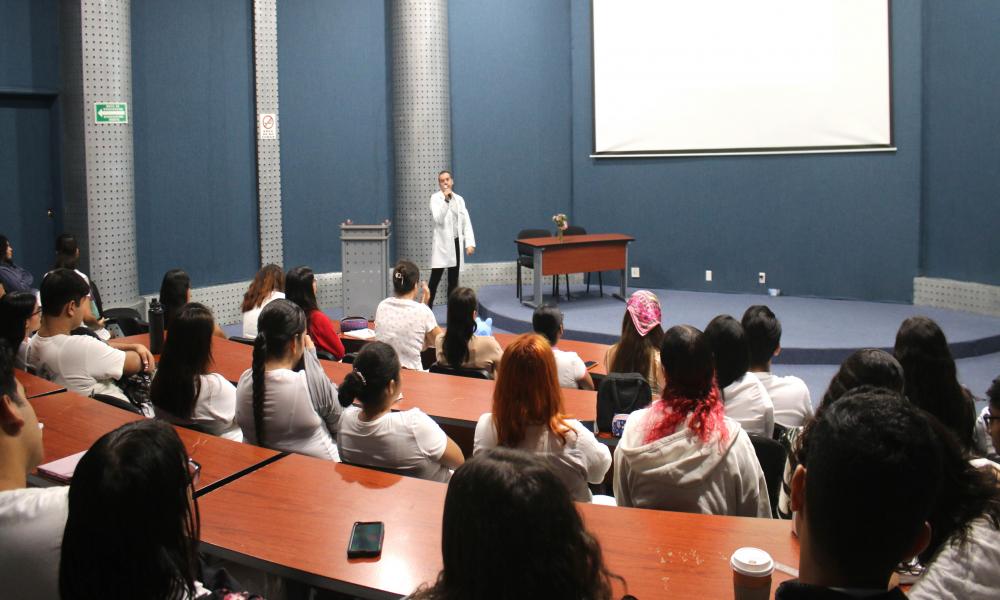 Estudiantes de Medicina participan en conferencias sobre Cáncer de Mama