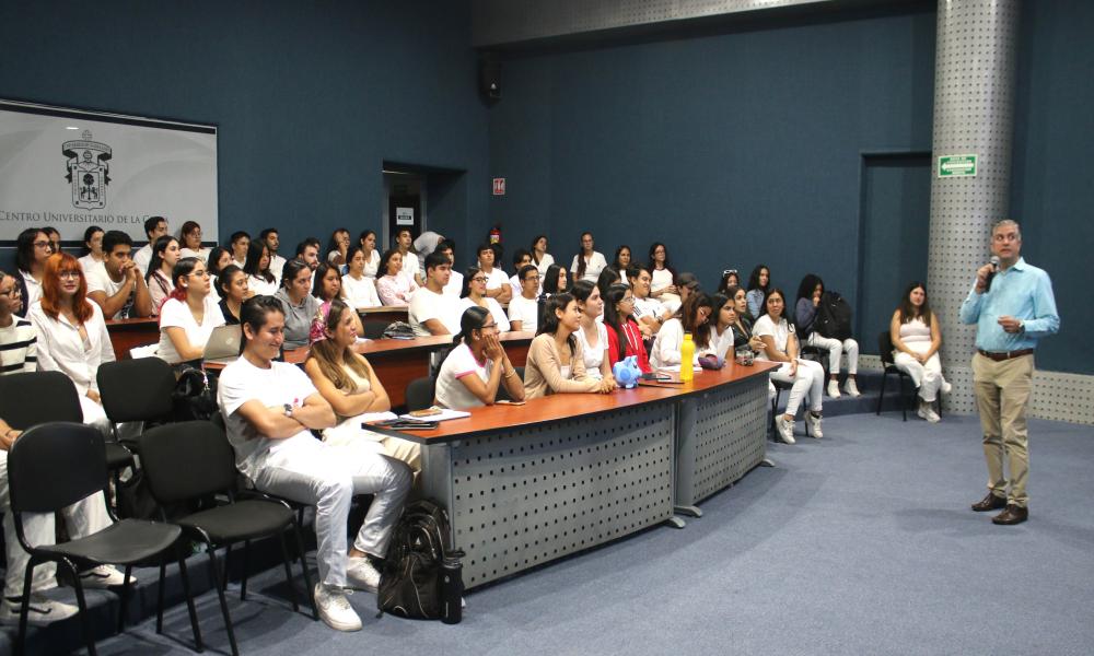 Estudiantes de Medicina participan en conferencias sobre Cáncer de Mama