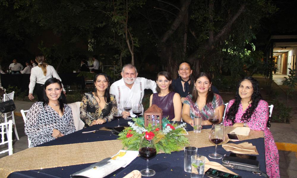 Ofrece Dr. Jorge Téllez López cena de agradecimiento a directivos universitarios