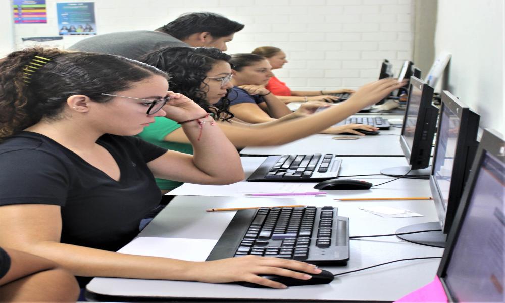 Aplican 67 sustentantes EXANI III de CENEVAL para estudiar posgrados en CUCosta