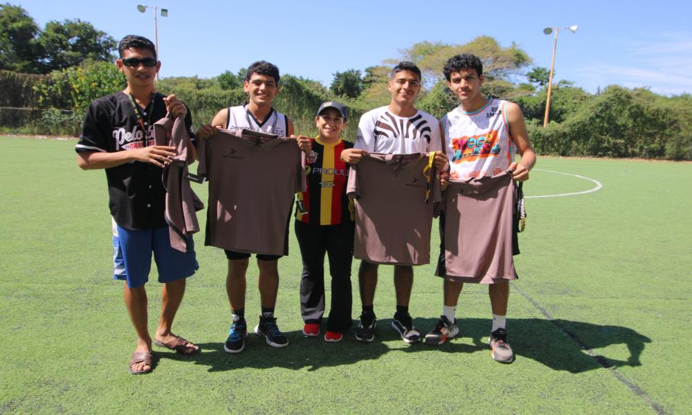 Concluyeron actividades deportivas y recreativas por X Aniversario de la carrera CFyD