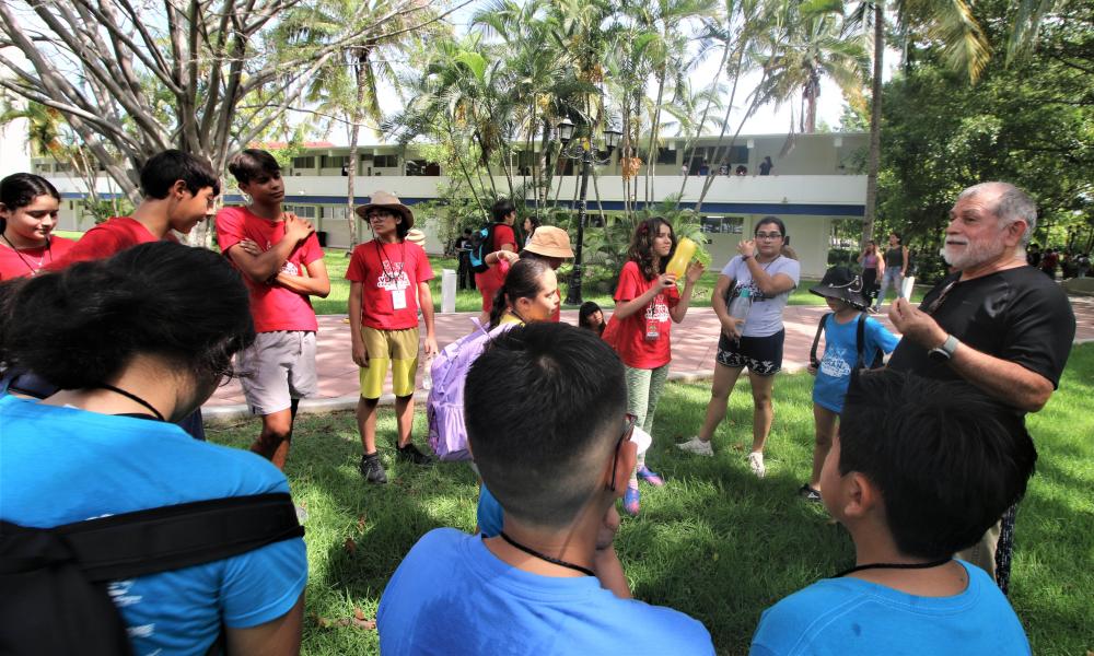 El Dr. Jorge Téllez ofreció una charla a los participantes del curso de verano