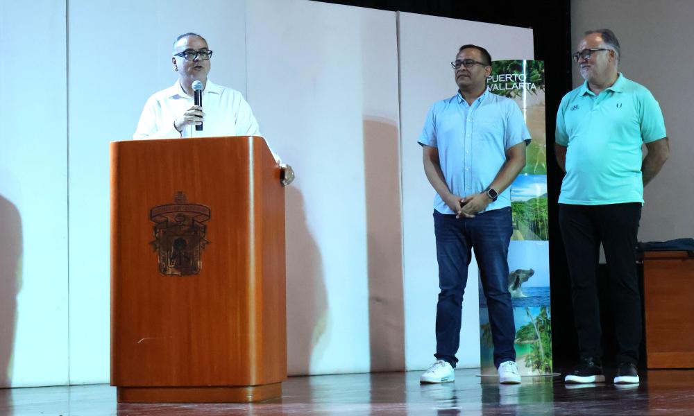 Líderes de la empresa Unlimited Vacation Club imparten conferencias a estudiantes de la carrera de Turismo