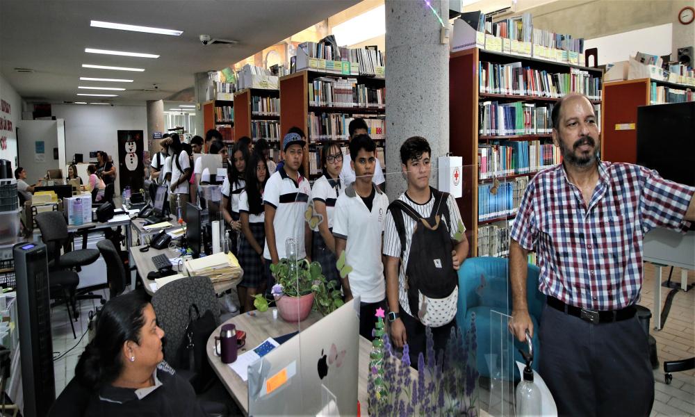 Visitan alumnos del COBAEJ las instalaciones del Centro Universitario de Costa