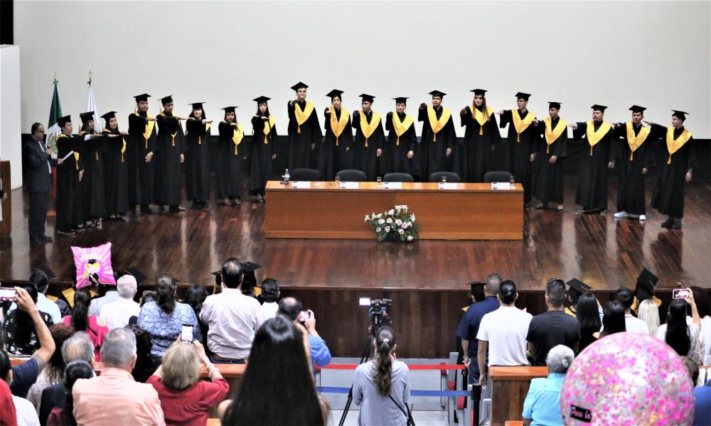 Se graduaron 48 estudiantes de la Licenciatura en Contaduría Pública del CUCosta