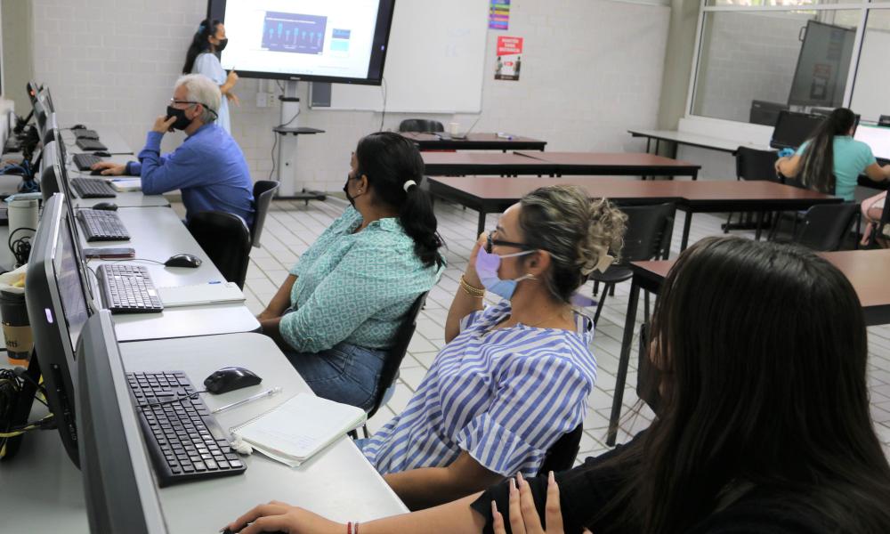 Ofrece CUCosta capacitación a sus colaboradores en Desarrollo Humano Integral