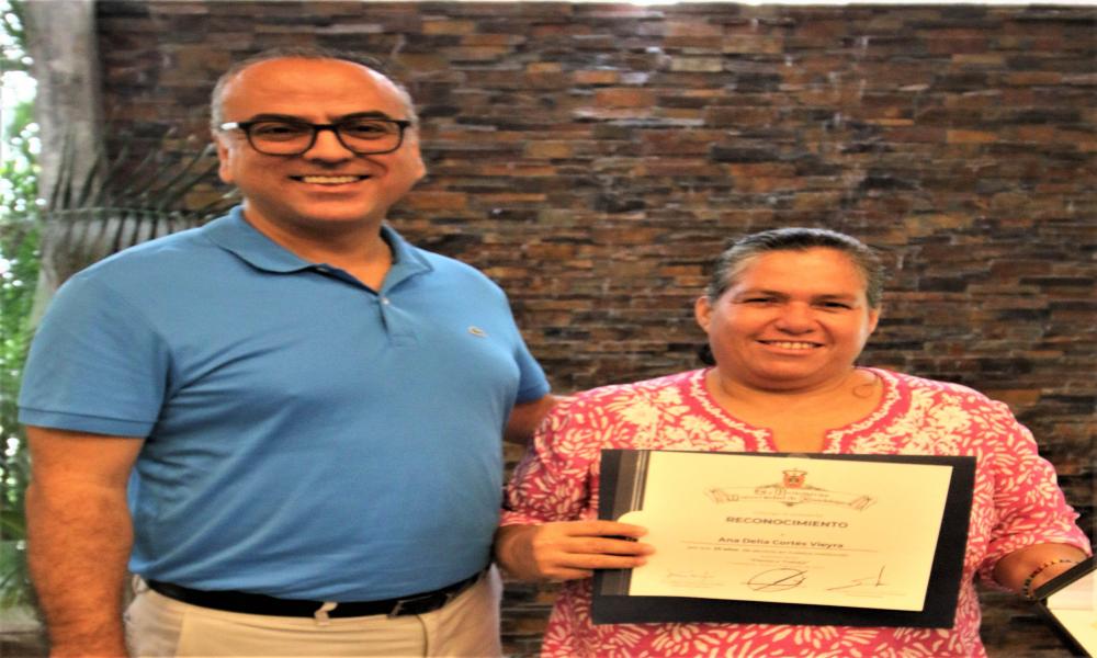 Autoridades universitarias reconocen 25 años de servicio del personal administrativo