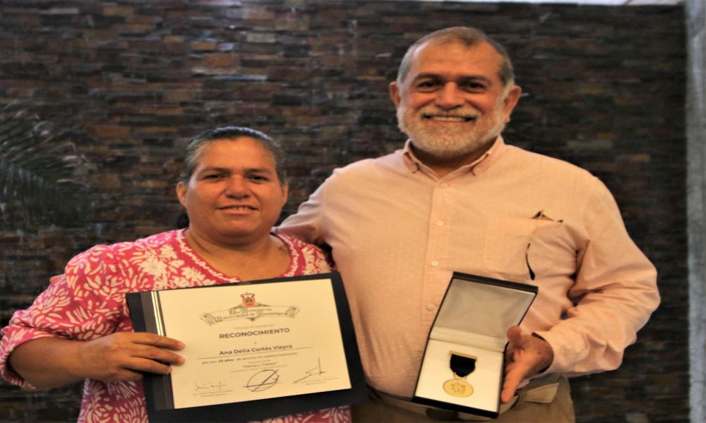 Autoridades universitarias reconocen 25 años de servicio del personal administrativo