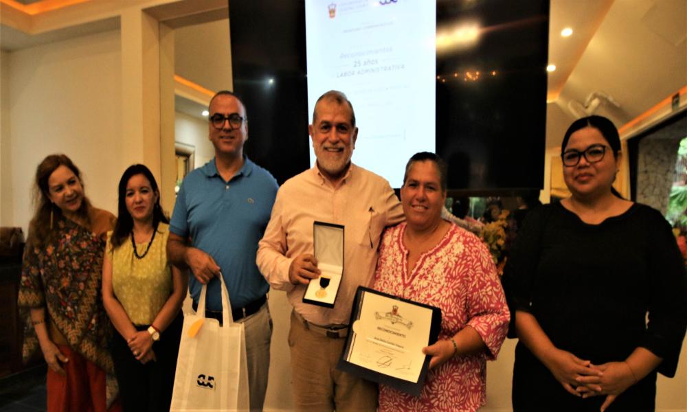 Autoridades universitarias reconocen 25 años de servicio del personal administrativo
