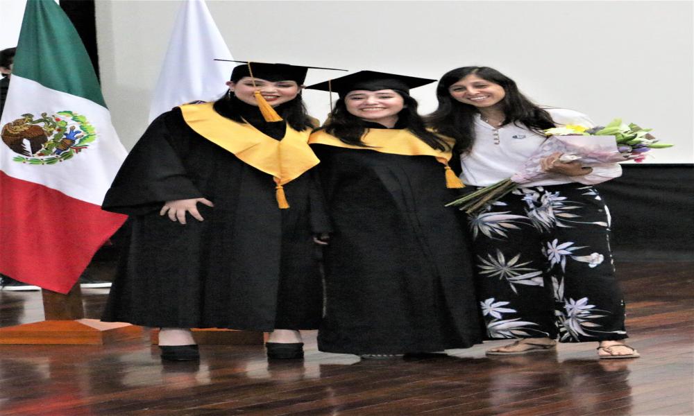 Se gradúan dos generaciones de las carreras de Artes Visuales para la Expresión Plástica y Fotográfica