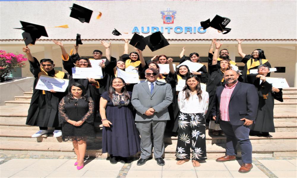 Se gradúan dos generaciones de las carreras de Artes Visuales para la Expresión Plástica y Fotográfica