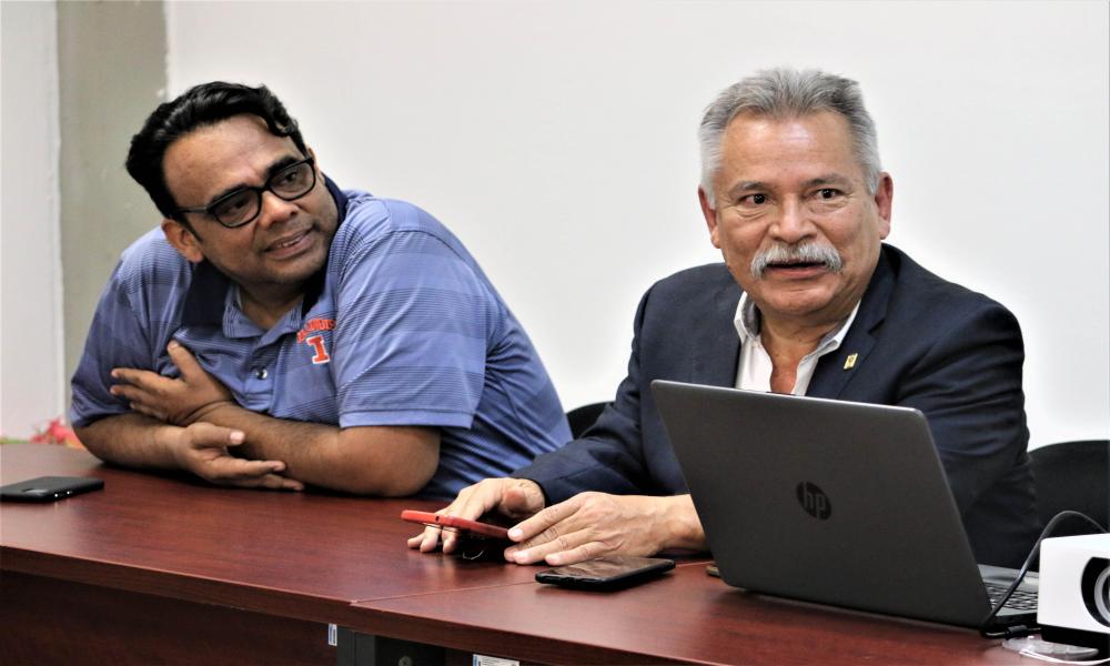 Presentan libro “Contabilidad General” a los académicos del CUCosta