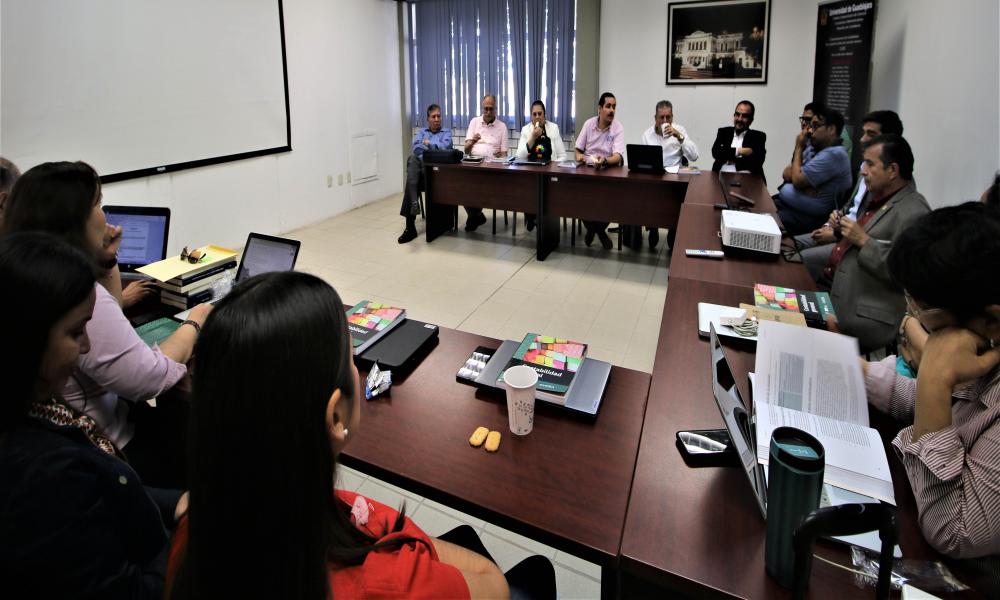 Presentan libro “Contabilidad General” a los académicos del CUCosta
