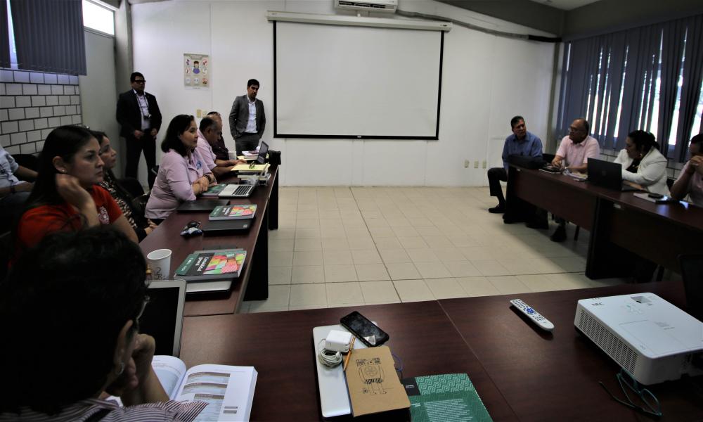 Presentan libro “Contabilidad General” a los académicos del CUCosta