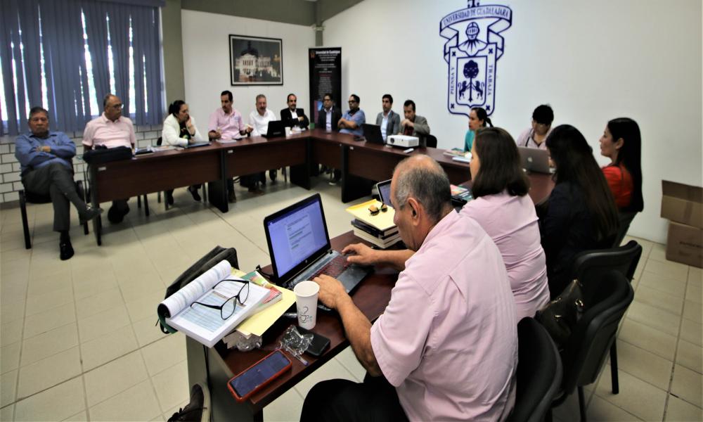 Presentan libro “Contabilidad General” a los académicos del CUCosta