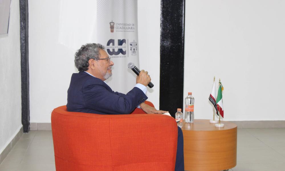 Comparte Élmer Mendoza su estilo en “La Lectura y la Literatura Negra”