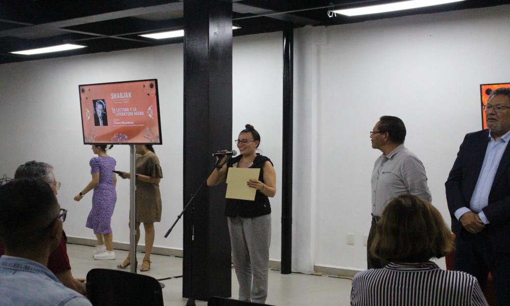 Comparte Élmer Mendoza su estilo en “La Lectura y la Literatura Negra”