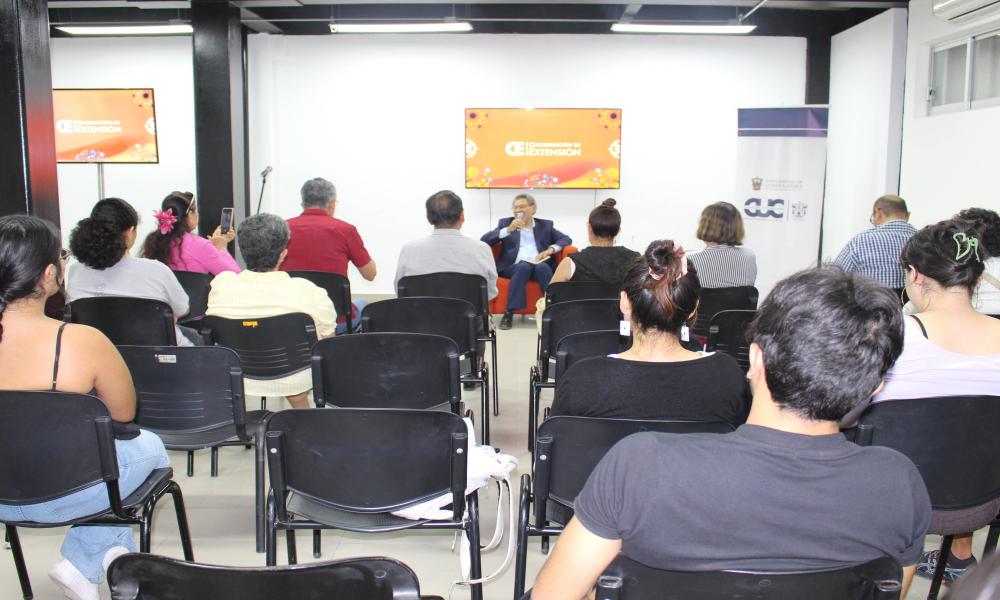 Comparte Élmer Mendoza su estilo en “La Lectura y la Literatura Negra”